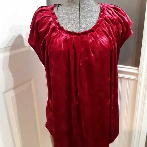 Last day 💔
chic boho velvet top - Picture 3 of 12